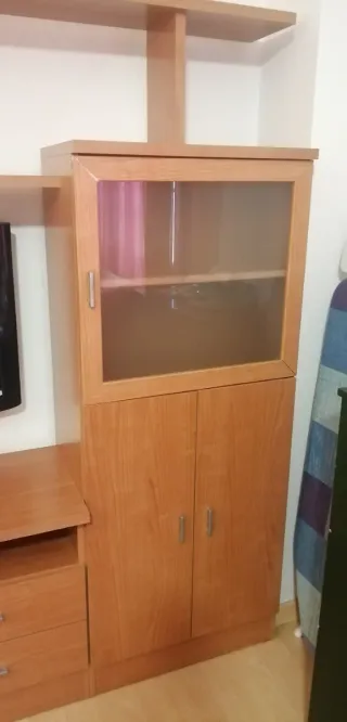 Mueble de salón madera y cristal