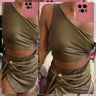 Cinturón-cadena dorada con diseño flor.