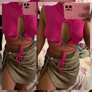 Cinturón-cadena dorada con diseño flor.