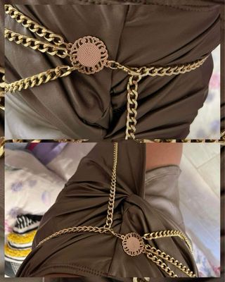 Cinturón-cadena dorada con diseño flor.