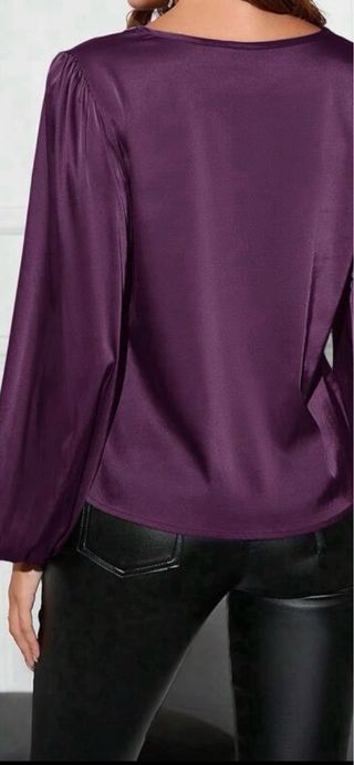 Blusa elegante morada con pedrería