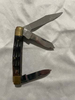 Herramienta pequ multiusos con mango negro y latón