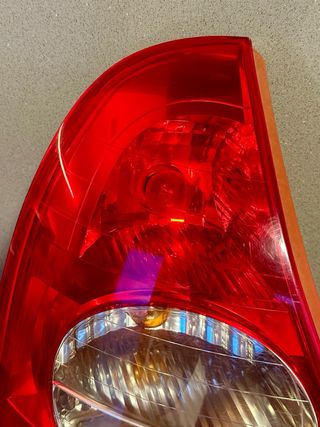 Piloto trasero izquierdo Renault Clio II