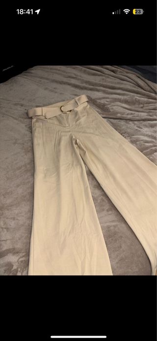 Pantalón de vestir ancho beige con cinturón