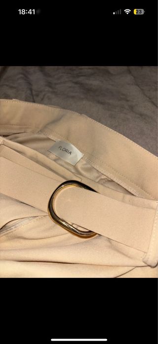 Pantalón de vestir ancho beige con cinturón