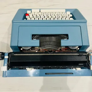 Máquina de escribir Olivetti Studio 46 azul