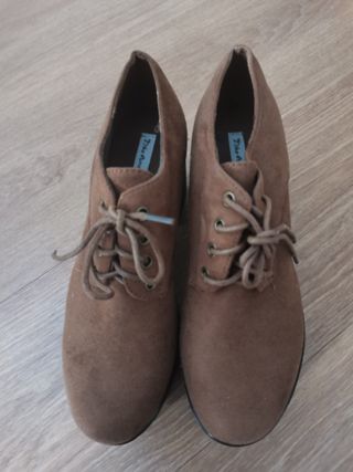 Zapatos marrones con cordones