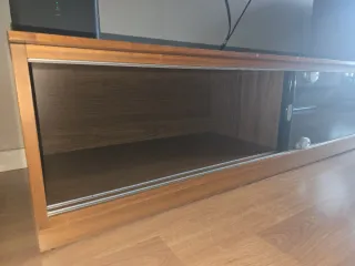 Mueble chapa madera Nogal americano y cristal