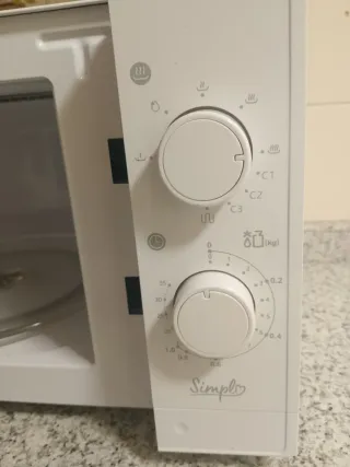 Microondas Blanco , uso 7 meses. Está en garantia