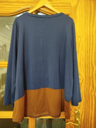 Camiseta azul y marrón con dibujo