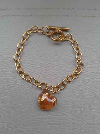 Bracciale in metallo rodiato oro con cuore resina