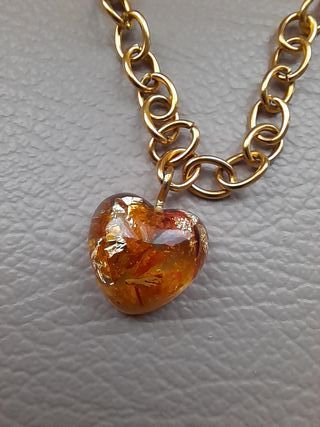 Bracciale in metallo rodiato oro con cuore resina