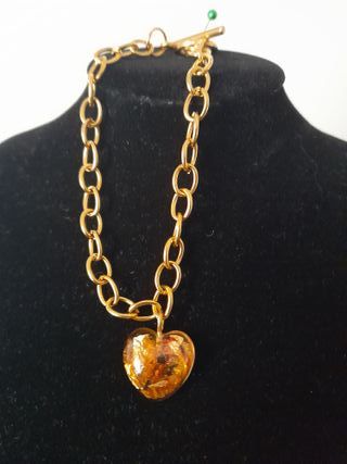 Bracciale in metallo rodiato oro con cuore resina