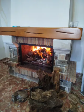 Chimenea de madera y piedra