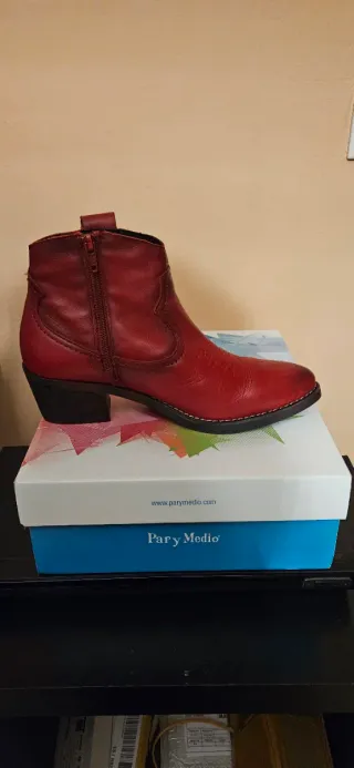 Botines de piel rojos estilo cowboy