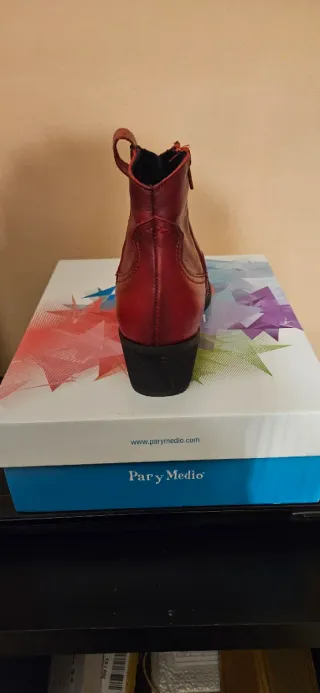 Botines de piel rojos estilo cowboy