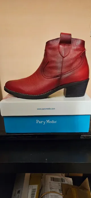 Botines de piel rojos estilo cowboy