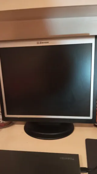 Ordenador, monitor y teclado.