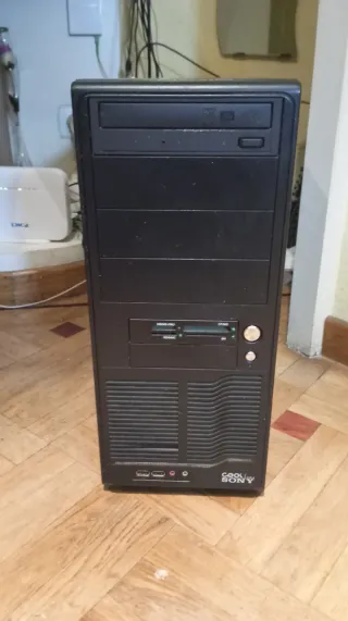 Ordenador, monitor y teclado.