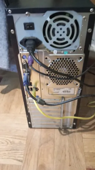 Ordenador, monitor y teclado.