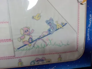 Juego de cuna tela y punto de cruz