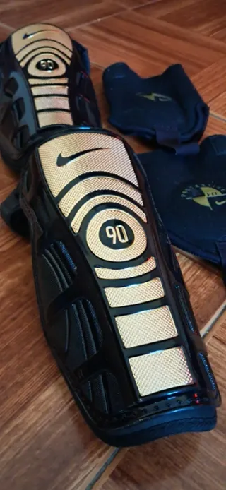 Caneleiras Nike 90 Edição Limitada