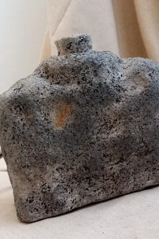 Jarrón efecto piedra texturizado papel maché