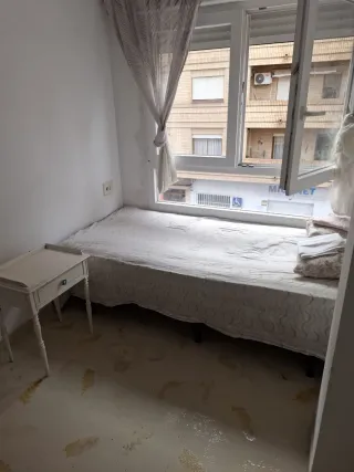 Habitación Pequeña en piso a compartir con 2 chico