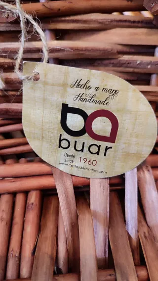 Cestas de mimbre marrones