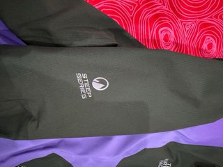 Chaqueta The North Face Gore-Tex Negra y Morada