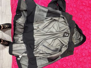 Chaqueta The North Face Gore-Tex Negra y Morada