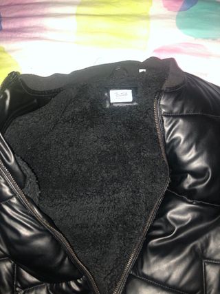 Plumífero niño negro con borrego interior