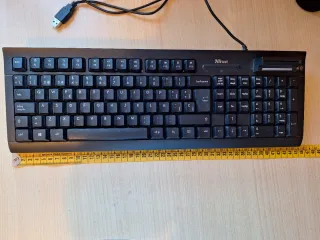 Teclado Trust USB con lector de tarjetas