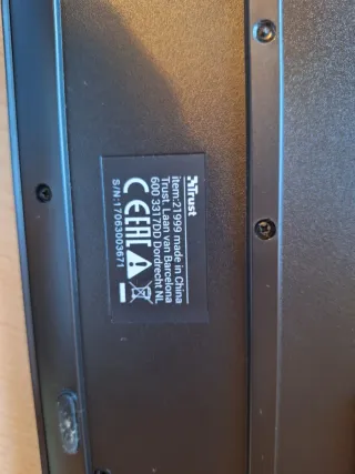 Teclado Trust USB con lector de tarjetas