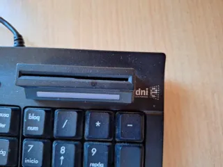 Teclado Trust USB con lector de tarjetas