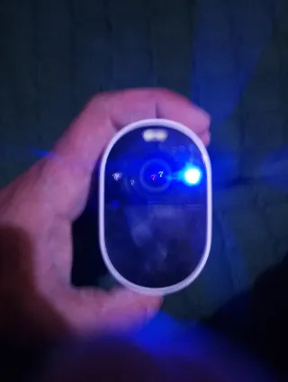 Cámara vigilancia Arlo essential spotlight VMC2030