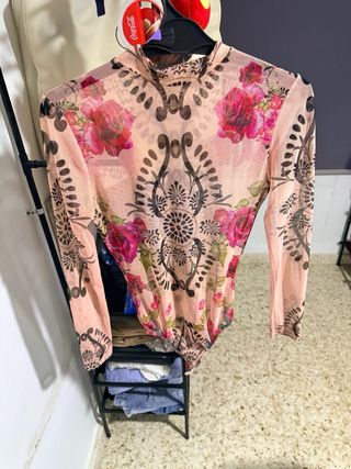 Vestido lila asimétrico con manga larga