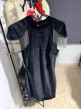 Vestido lila asimétrico con manga larga