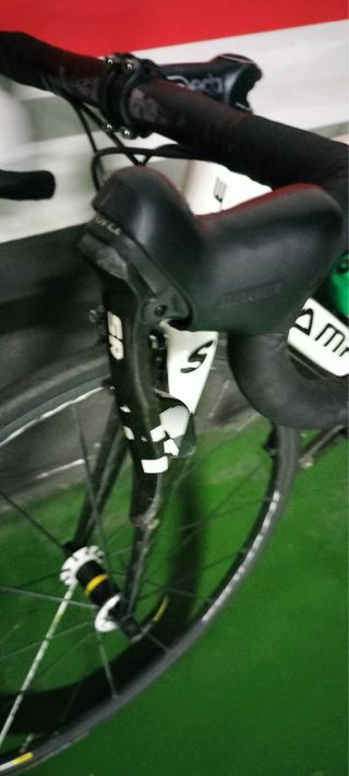 Bicicleta de carretera blanca full carbono