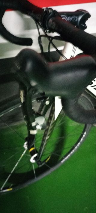 Bicicleta de carretera blanca full carbono