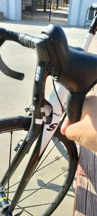 Bicicleta de carretera blanca full carbono