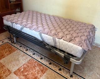 Cama eléctrica articulada y colchón incluido.