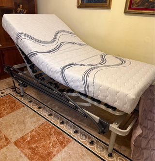 Cama eléctrica articulada y colchón incluido.