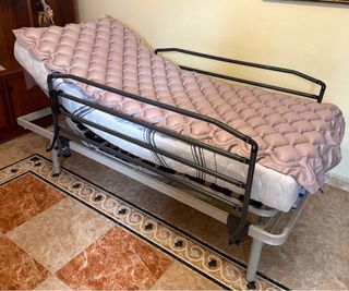 Cama eléctrica articulada y colchón incluido.