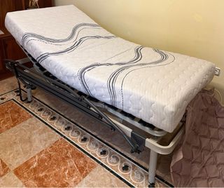 Cama eléctrica articulada y colchón incluido.