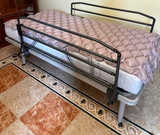 Cama eléctrica articulada y colchón incluido.
