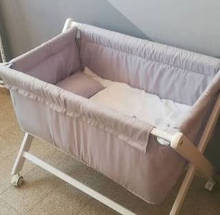 Mini cuna gris con ruedas