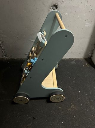 Andador madera infantil con actividades