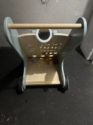 Andador madera infantil con actividades