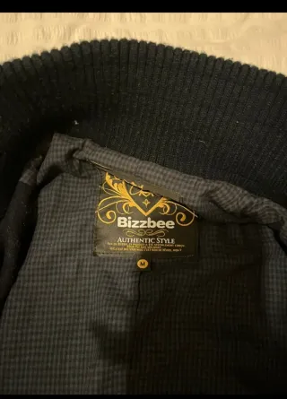 Cazadora tipo aviador negra y amarilla